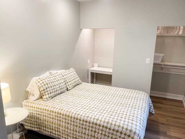 Building Photo - Furnished 2 bed 1 bath on 38th