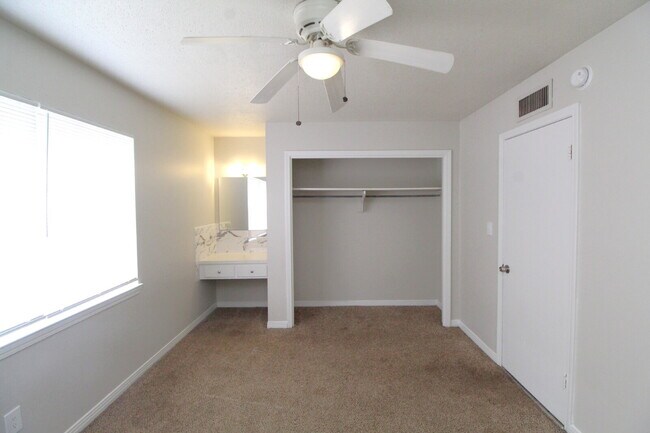 Building Photo - Updated 1BR First-Floor Apartment Near UWF & West Florida Hospital with LVP Flooring, Included Se...