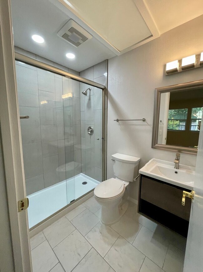 Building Photo - Beautiful Unit in Gated Community!