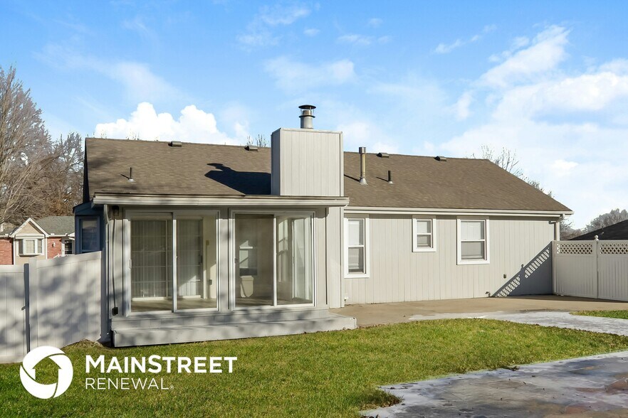 Building Photo - 708 SE Shamrock Ln