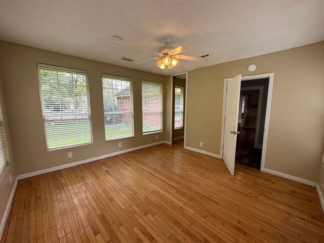 Building Photo - Great Brick Home