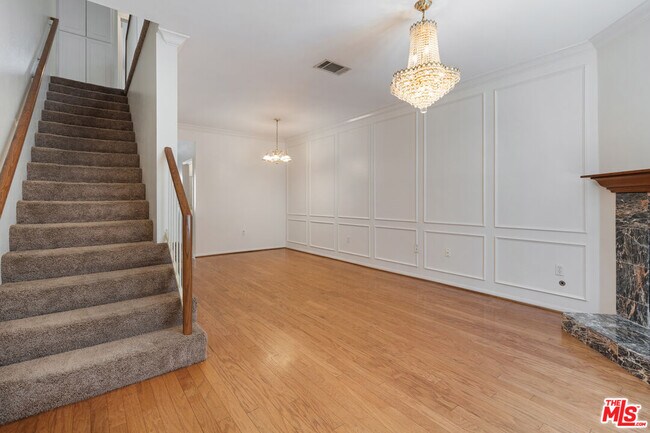 Building Photo - 13030 Moorpark St