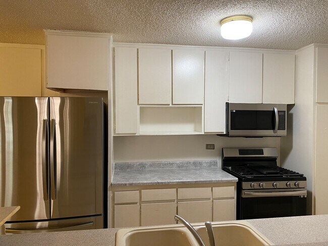 Kitchen - 421 S La Fayette Park Pl