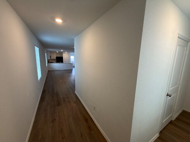 Building Photo - Three bed two bath two car garage in Sunset Oaks community.