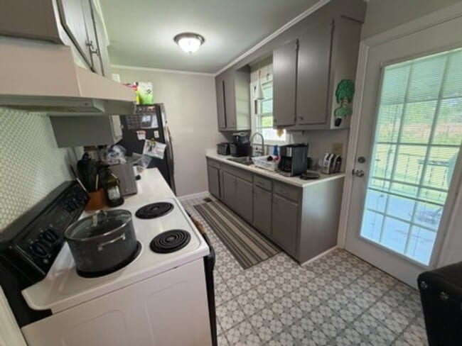 Building Photo - 3 Bedroom 2 Bath Ranch Home Near Haywood Road and Woodruff Road