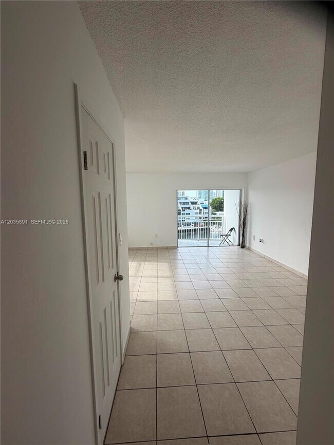 Building Photo - 400 Kings Point Dr