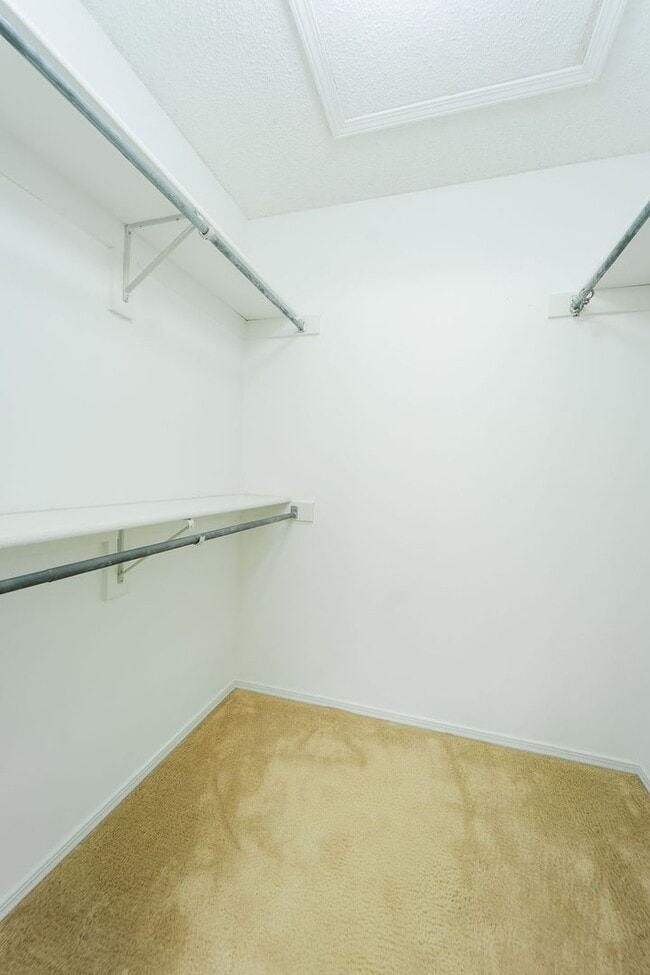 Building Photo - This darling 2 bedroom, 1.5 bath townhome is perfect for low maintenance, one level living! With ...