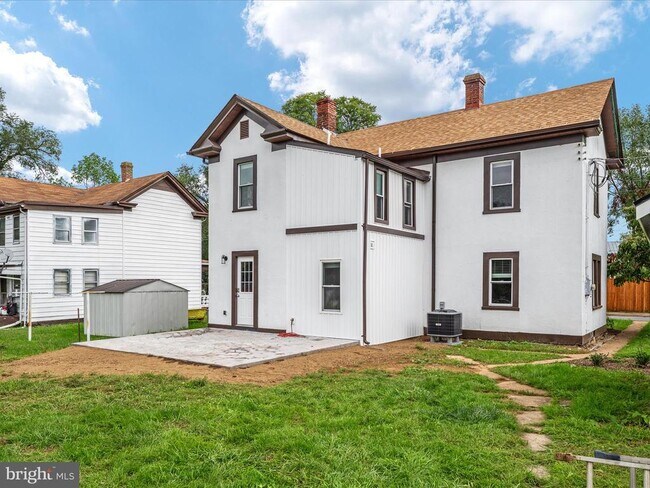 Building Photo - 323 Osage St