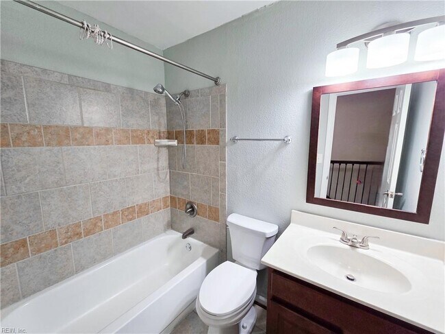 Upstairs Full Hall Bath - 662 Biltmore Dr