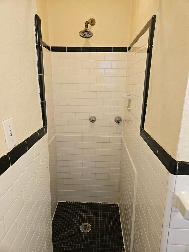 Building Photo - Westmoreland1132