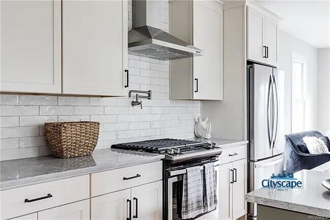 Building Photo - SWANKY 3 BEDROOM NEWER HOME IN HISTORIC CH...