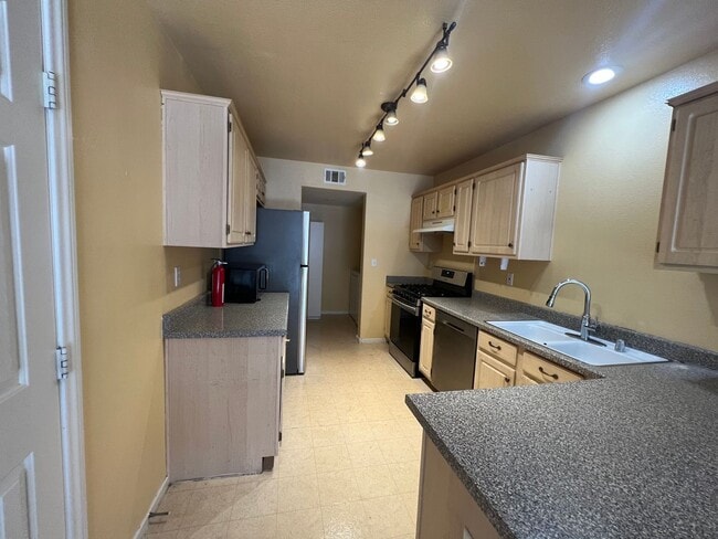 Building Photo - Spacious 2bed/ 2.5 bath Townhouse in Gated Community