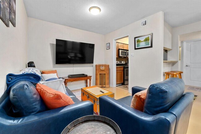 Building Photo - 3204 Menchaca Rd