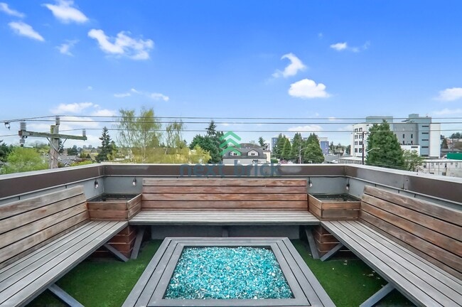 Building Photo - 2 BED & 1.5 BATH TOWNHOME FOR RENT