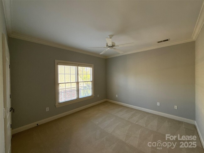 Building Photo - 1109 S Kings Dr