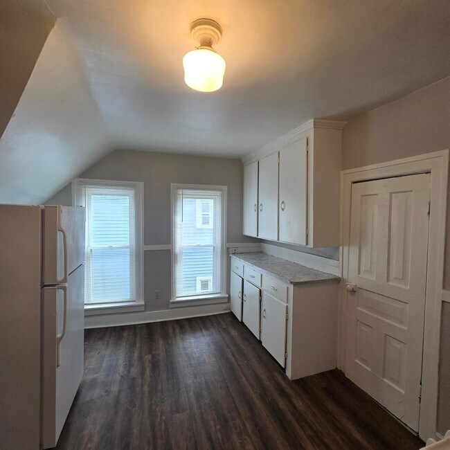 Building Photo - 919 Davis Ave NW