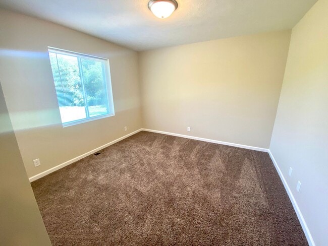 Building Photo - Newly Built 4 Bedroom and 3 Bathroom Duple...