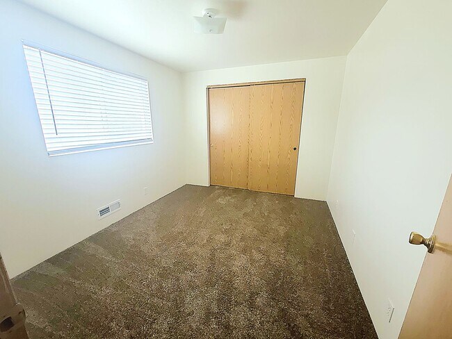 Building Photo - Beautiful 3 bed 2 bath Townhome in Boise!