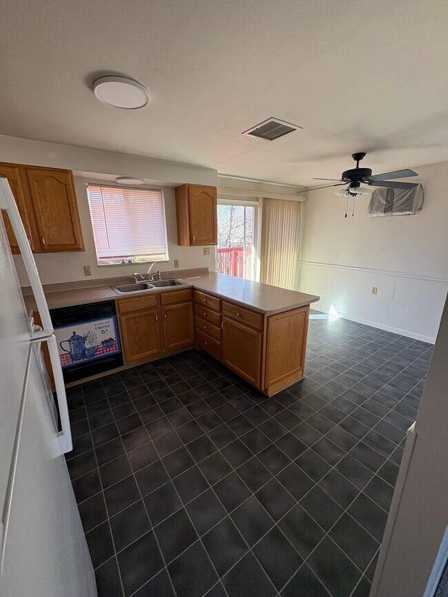 Building Photo - 4 bedroom 2 bath home prime location