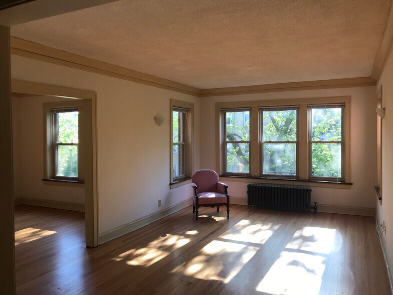 Building Photo - 6236 N Bell Ave