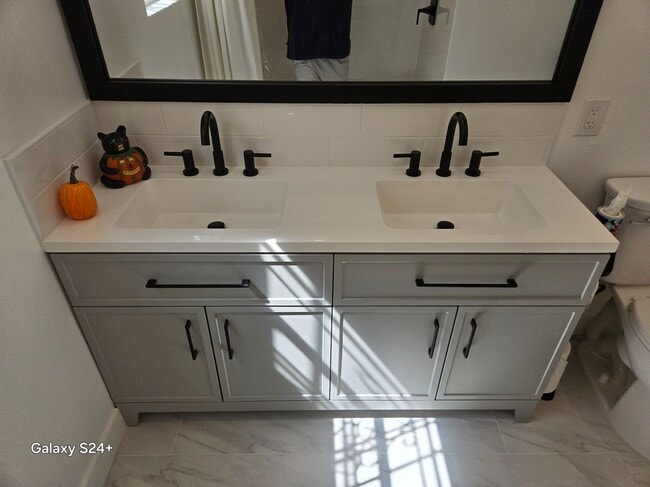 Building Photo - 1570 N Verdugo Rd