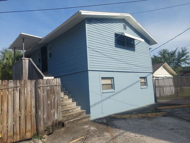 Building Photo - 115 1/2 Lenox St