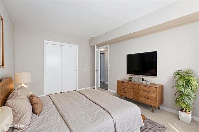 Building Photo - 1226 Little Bay Ave