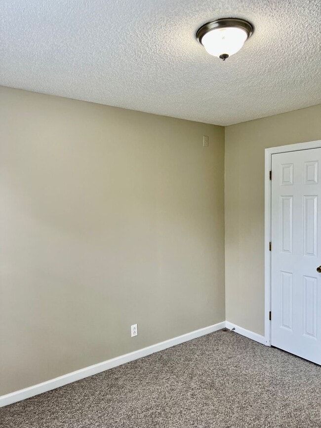 Building Photo - AVAILABLE NOW! 3 Bedroom Home Available of...