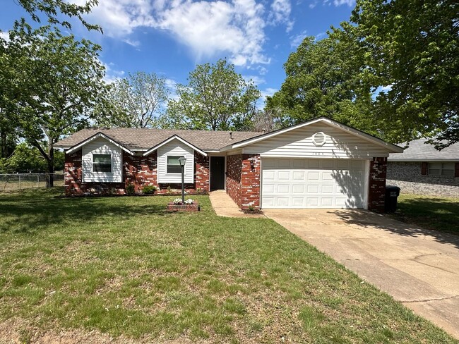 Primary Photo - Charming updated Owasso Home!