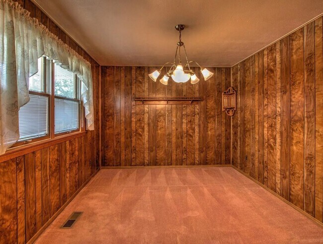 Building Photo - 3 bed 2 Bath, 2 car garage!