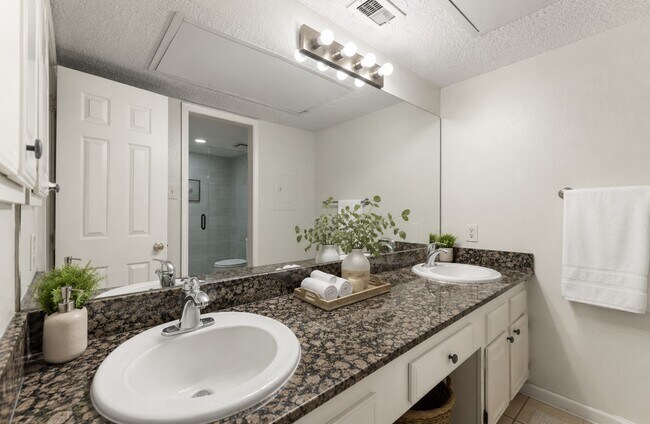Building Photo - 1311 Antoine Dr