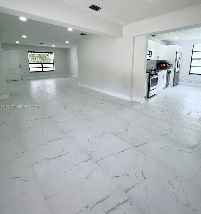 Building Photo - 931 NW 35th Ave