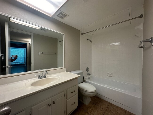 Building Photo - For Lease | 2 Bed, 2 Bath |863 Sq Ft | Wim...