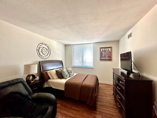 Building Photo - Fully Furnished Luxurious 2 Bedroom Condo ...