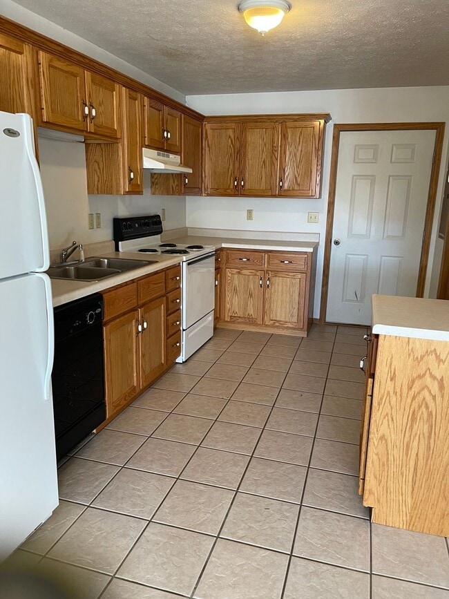 Building Photo - 2 BEDROOM 1 BATHROOM APARTMENT FOR RENT