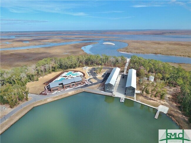 Building Photo - Townhouse with amenity packed neighborhood...