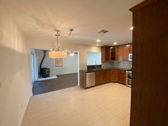 Building Photo - West Lancaster Pool Home