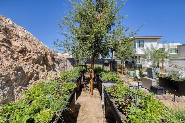 Building Photo - 5186 Meraki Ave