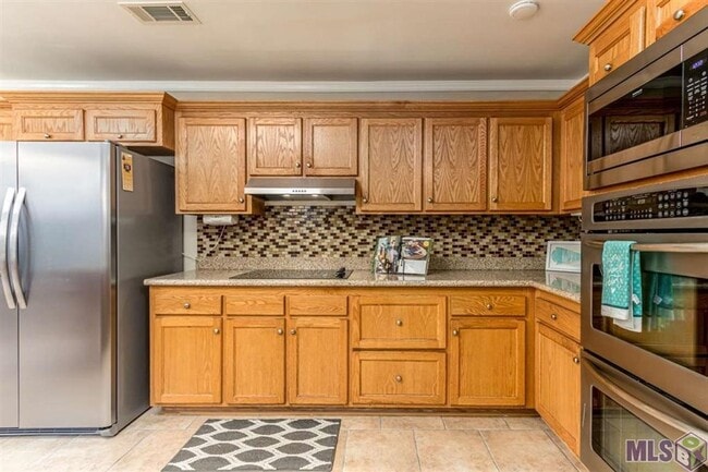 Building Photo - Stylish, Spacious & In a Prime Baton Rouge...