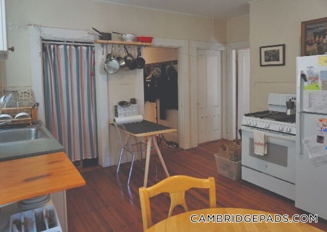 Building Photo - 8 Clary St