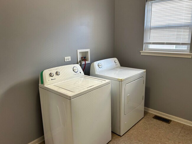 Building Photo - 2643 Pecos Cir