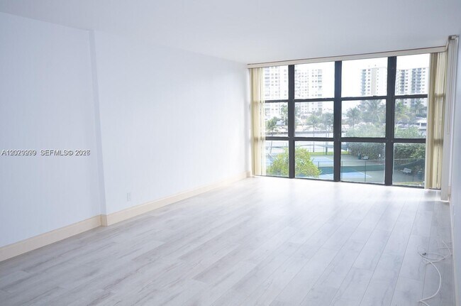 Building Photo - 1000 Parkview Dr