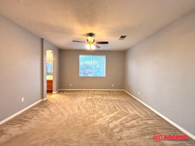 Building Photo - Lovely 5 Bedroom Home In River Oaks Area!