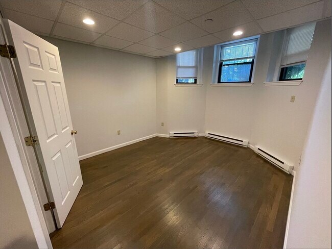 Building Photo - 77 Park Dr