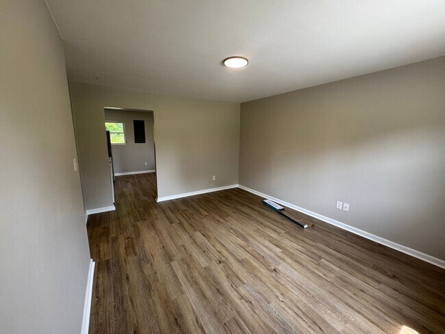 Building Photo - 2127 Hollins Rd NE