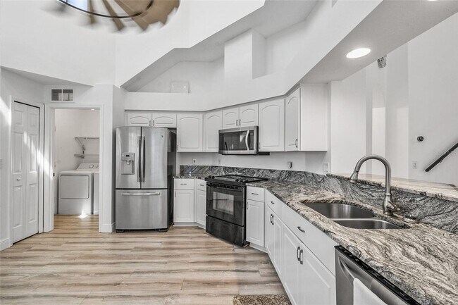 Building Photo - Stunning Custom Rental in Gated 55+ Royal ...