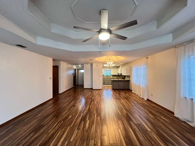 Building Photo - 812 Santa Anna Dr