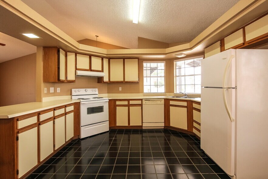 Building Photo - 8003 W Larkspur Dr