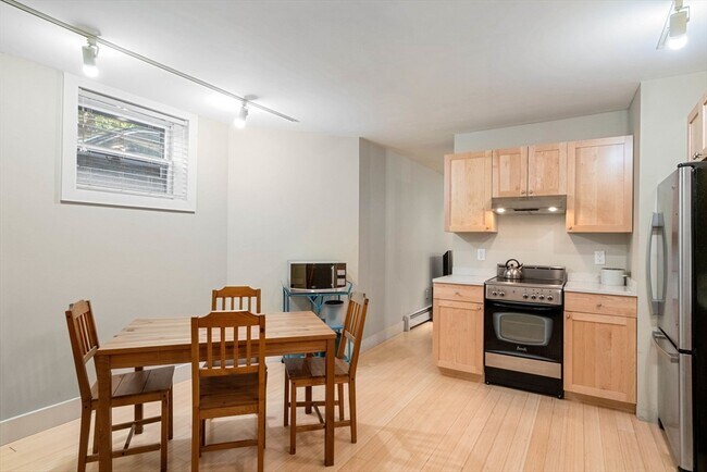 Building Photo - 32 Fayette St