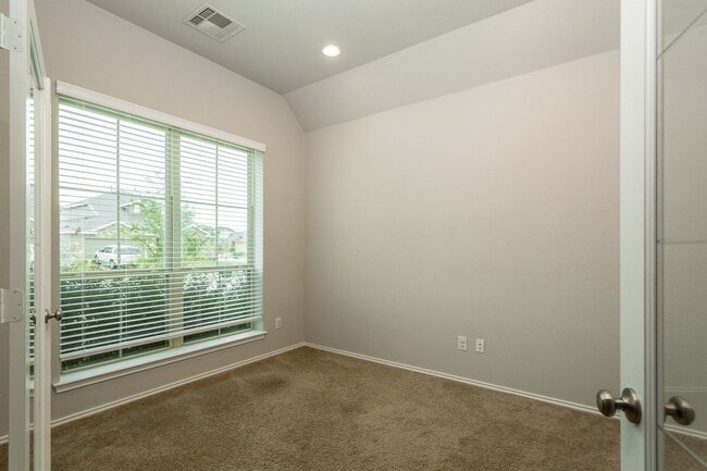 Building Photo - Comfort Meets Style – 3BR/2BA Home in Manor!